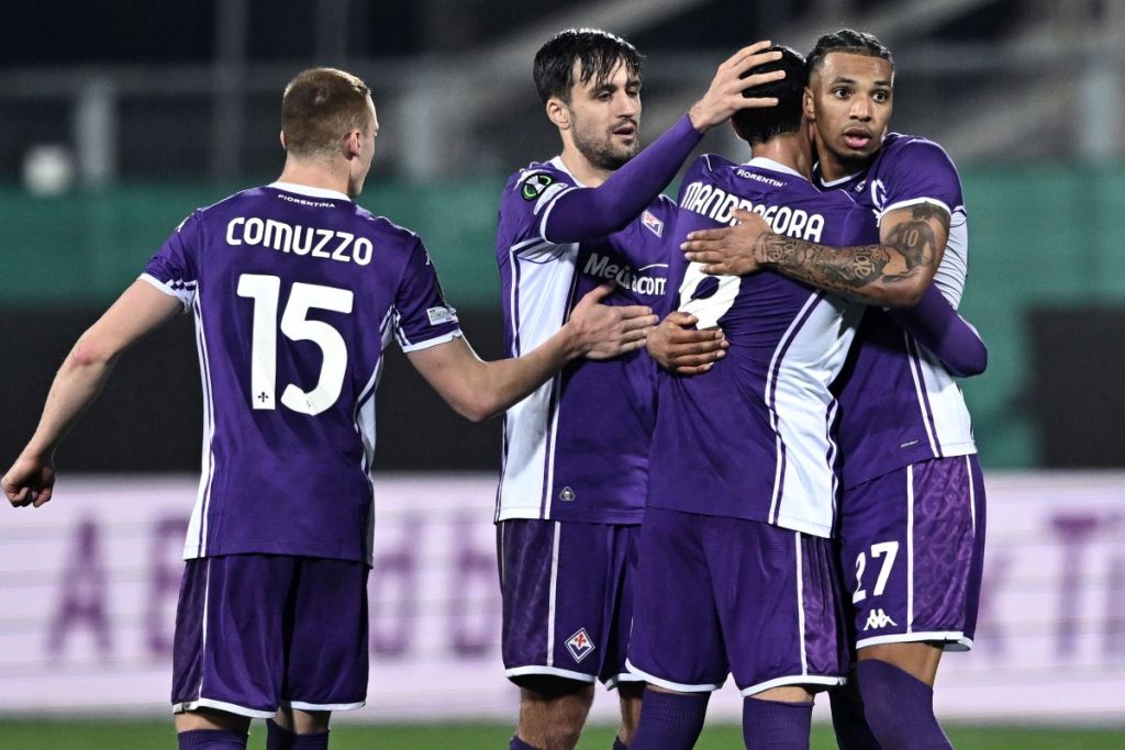 Fiorentina ribalta il Rakow: Ndour e Gudmundsson segnano nel 2-1 decisivo.