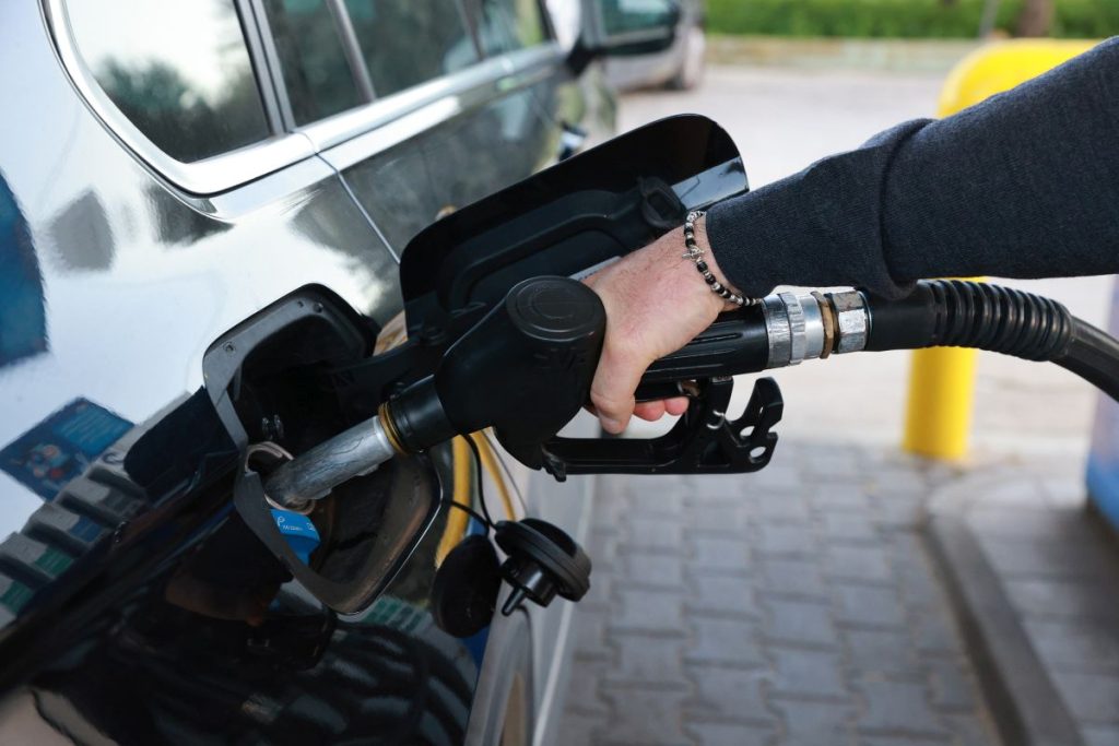 Carburanti: quasi il 60% dei distributori abbassa i prezzi, conferma il Mimit