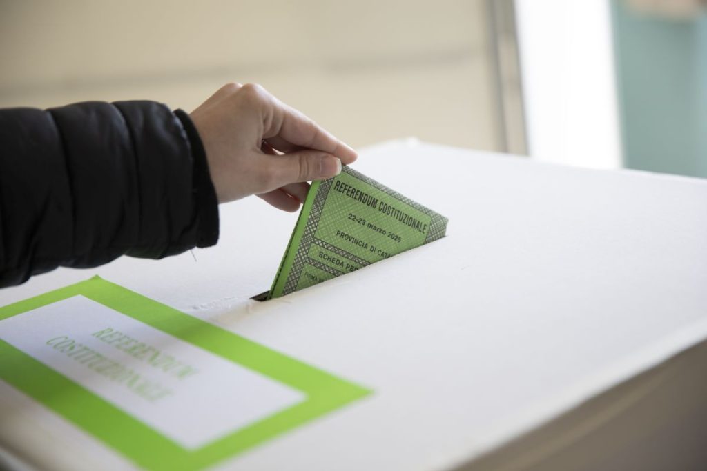Riforma giustizia: seggi riaperti per referendum, affluenza al 46,07% dopo la prima giornata.