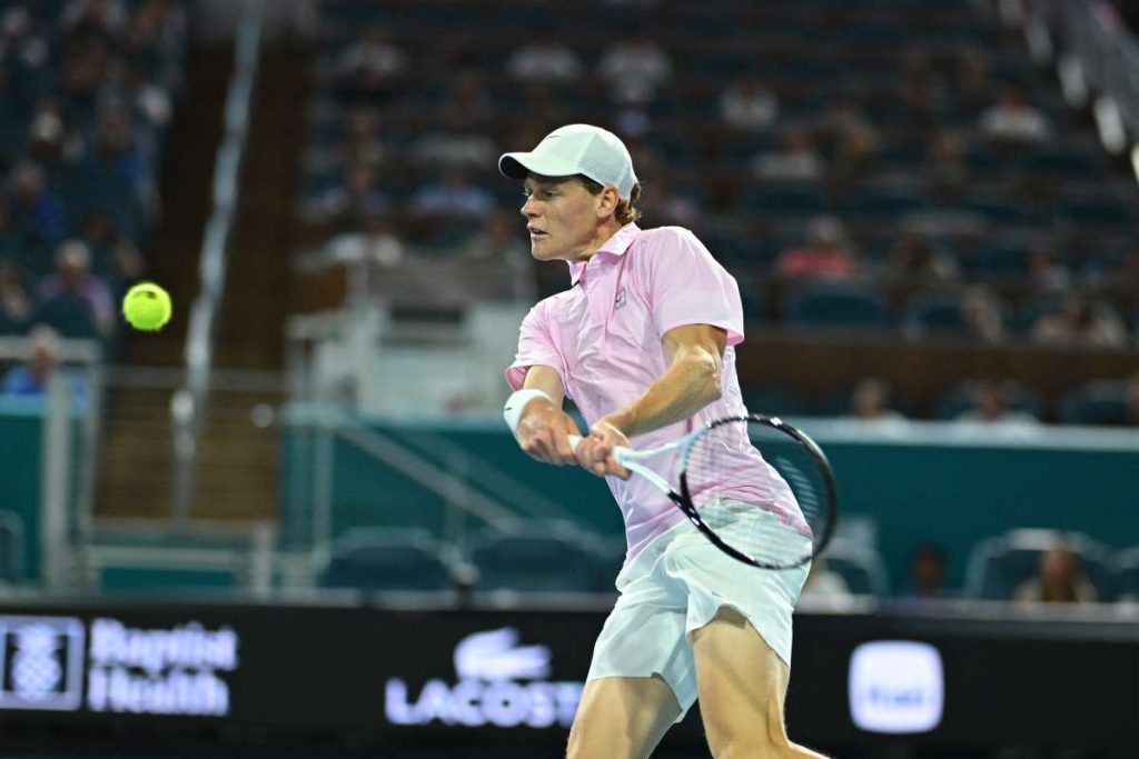 Sinner conquista i quarti di finale al Miami Open battendo Michelsen in un’emozionante sfida.