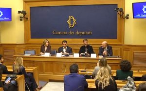 Beppe Convertini esplora i tesori nascosti dei piccoli borghi italiani nel suo nuovo libro.