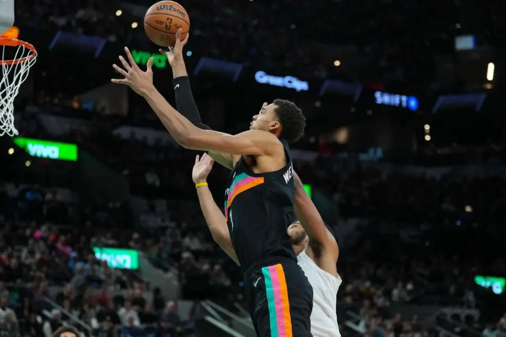 Spurs conquistano l’ottava vittoria consecutiva, Bucks eliminati dalla corsa ai playoff.