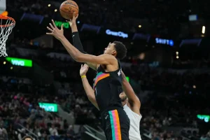 Spurs conquistano l’ottava vittoria consecutiva, Bucks eliminati dalla corsa ai playoff.