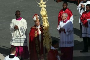 Papa esorta alla pace: “Deponete le armi, siete tutti fratelli!” Domenica delle Palme.