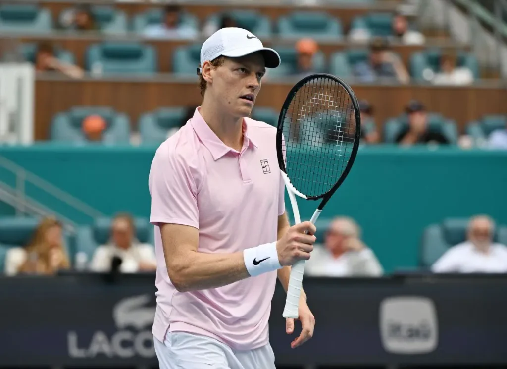 Sinner trionfa a Miami superando Lehecka: è Sunshine Double, non si ferma neanche con la pioggia.