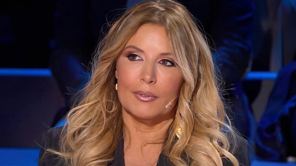 Sanremo 2026: numeri in calo, Selvaggia Lucarelli commenta con ironia il flop.