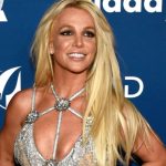 Polizia interviene in un caso drammatico: lacrime e disperazione per una donna in pericolo.