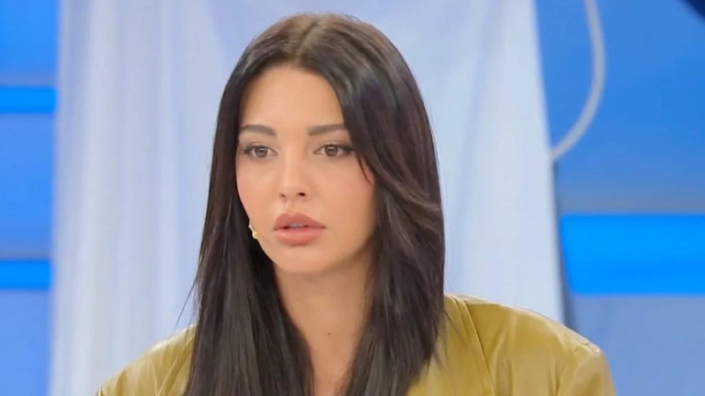 Tina Cipollari risponde alle critiche: le sue parole sorprendono e fanno discutere.