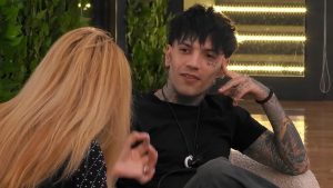 GionnyScandal rievoca Fabrizio Corona al Grande Fratello Vip: momenti di gelo e tensione.