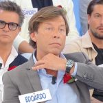 Edoardo si ritira, deluso e sconfitto, lasciando il campo a mani vuote.