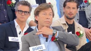 Edoardo si ritira, deluso e sconfitto, lasciando il campo a mani vuote.