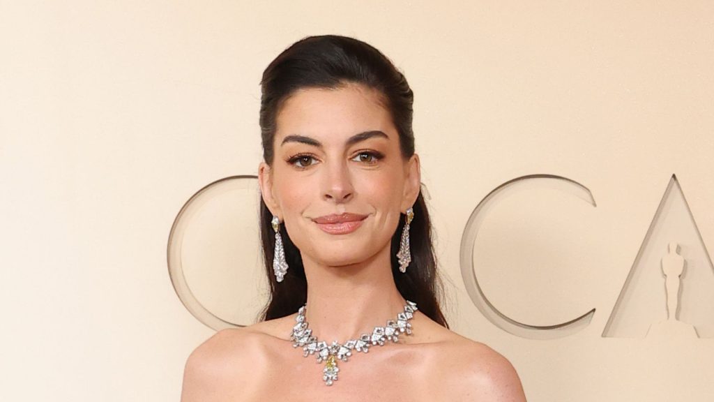 Anne Hathaway incanta agli Oscars in un abito Valentino floreale dopo più di dieci anni.