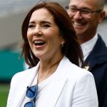 Pantaloni di lino leggeri e T-shirt bianca: il look perfetto per le giornate di sole.