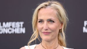 Gillian Anderson unisce due modelli primaverili per un look senza tempo e vivace.