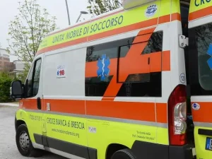 Studentessa di 14 anni precipita da finestra a scuola ad Ascoli Piceno: gravi condizioni. Indagini aperte.