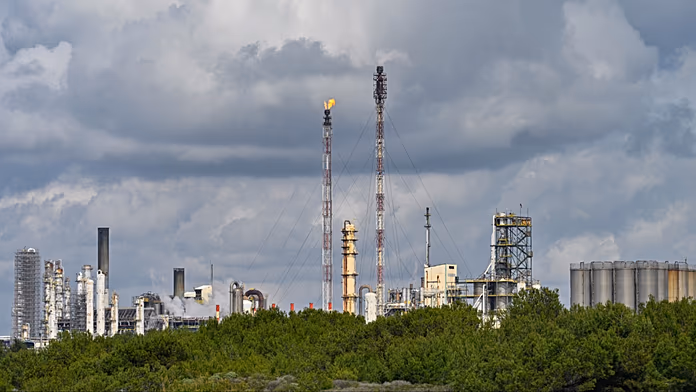 Guerre e fossil fuels: necessario un prelievo sugli extraprofitti delle grandi aziende?