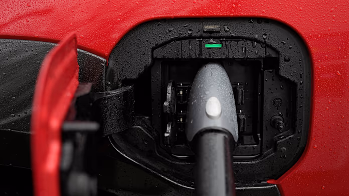 Domanda in aumento: sempre più auto elettriche per risparmiare sul carburante.