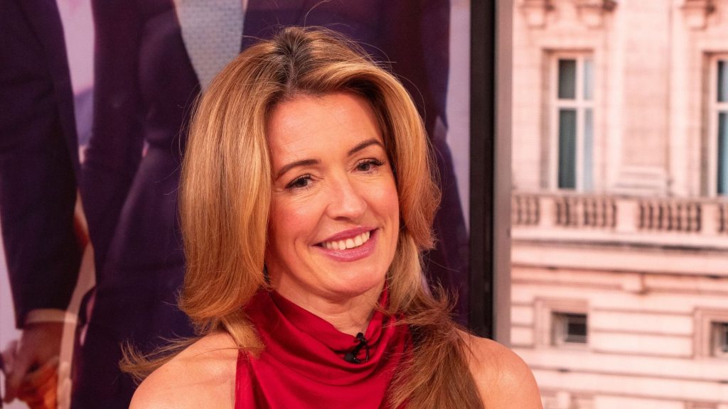 Cat Deeley trasforma il rosso in un look facile grazie a un abbinamento intelligente.