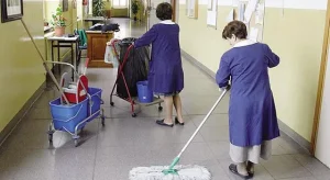 Licenziata collaboratrice scolastica per certificati medici falsi e congedi irregolari, Corte conferma decisione.