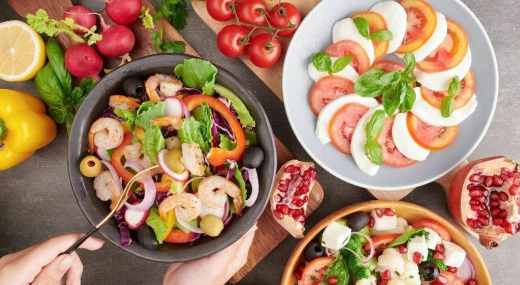 Nuova piramide alimentare: strategia efficace contro obesità e malattie, guida a cosa e quando mangiare.