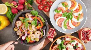 Nuova piramide alimentare: strategia efficace contro obesità e malattie, guida a cosa e quando mangiare.