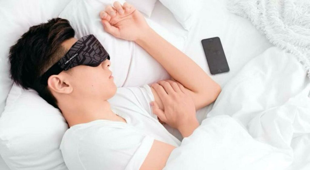 Scopri perché il corpo “scatta” prima di addormentarsi e quando è il caso di preoccuparsi.