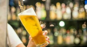 Ministero propone birra tiepida nei pub: polemiche infuocate sulla misura contro le bollette