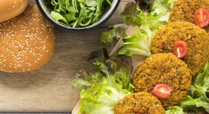 Burger vegetali: Altroconsumo rivela sorprese in classifica, crollo di un marchio storico, successo per i low cost.