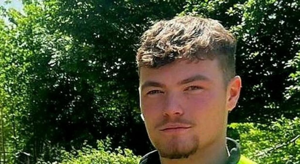 Tragica storia: poliziotto 21enne perde la vita a causa di un tumore in soli 3 mesi.