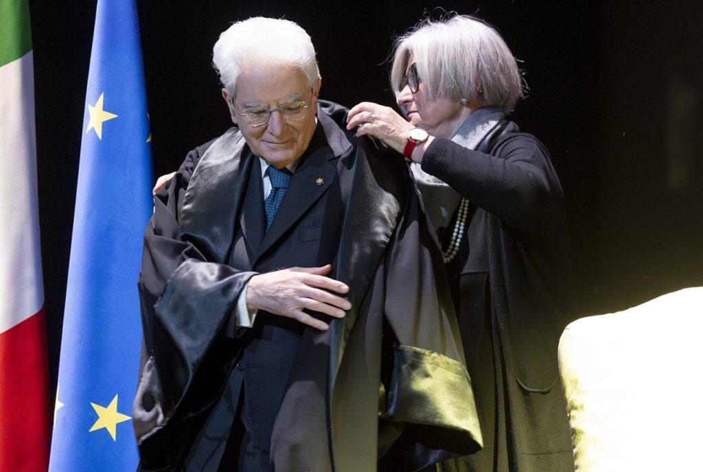 Mattarella a Firenze riceve laurea honoris causa: “Agire al di fuori delle regole degli Stati”