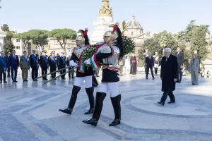Mattarella: “Custodire i valori di libertà, giustizia e pace per il 165° dell’Unità d’Italia”