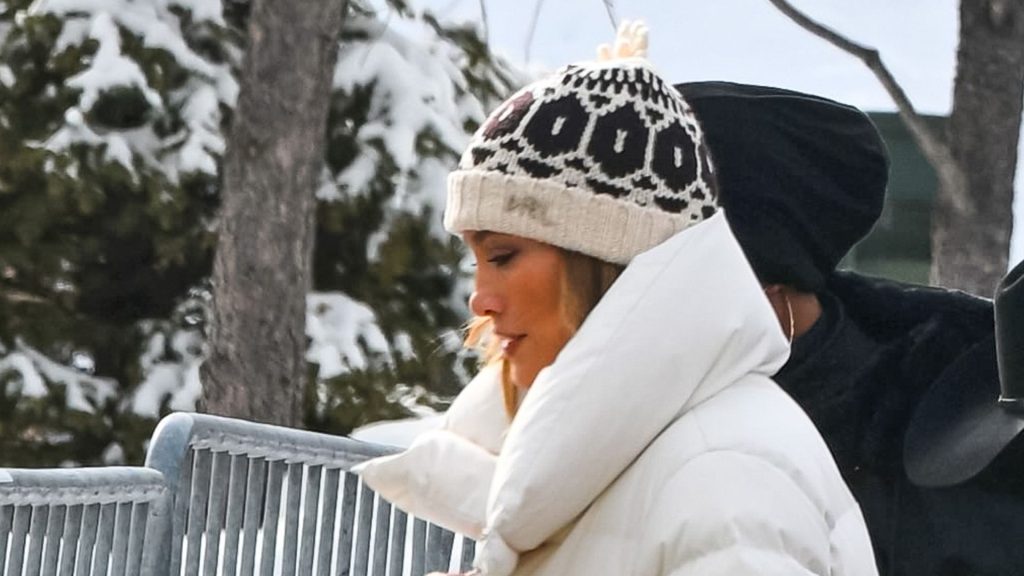 Stile primaverile: gli stivali con tacco UGG di Jennifer Lopez per un look casual chic.