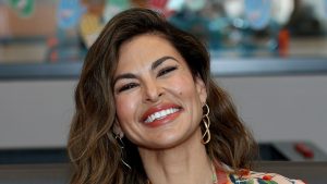 Eva Mendes sfoggia un audace vestito blu Rixo, perfetto per la stagione dei matrimoni.