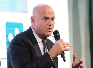Eni prevede utili in crescita nel 2025, Descalzi: “Strategia solida premia risultati”