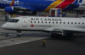 Incidente mortale a LaGuardia: scontro tra aereo e veicolo, due vittime tragiche.