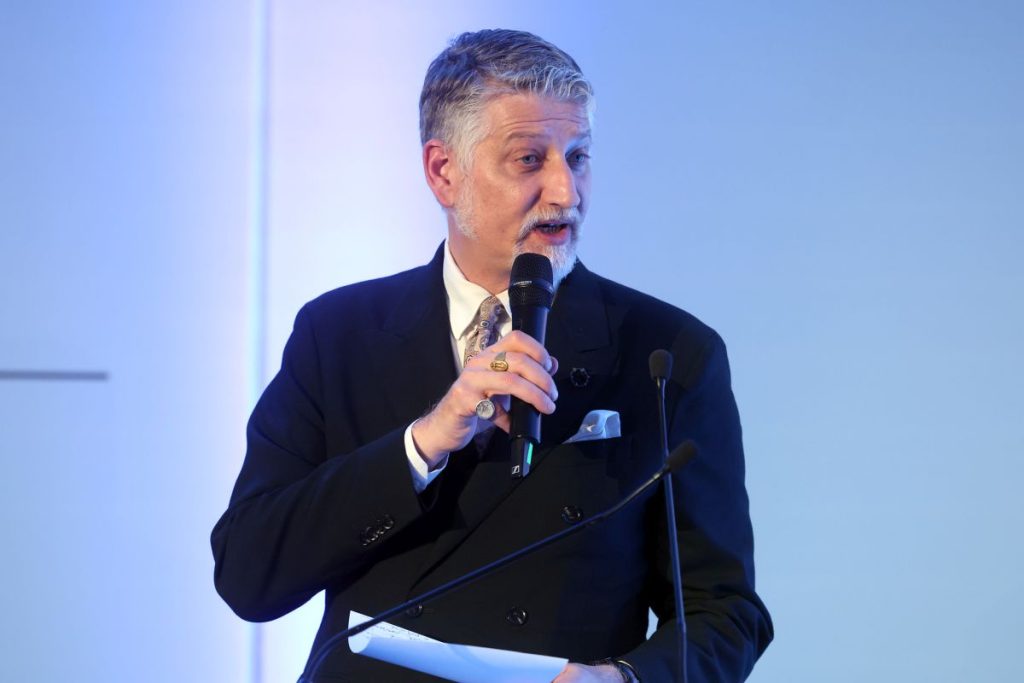 Giuli chiede dimissioni rappresentante MiC dopo controversie Russia alla Biennale di Venezia.