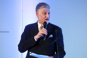 Giuli chiede dimissioni rappresentante MiC dopo controversie Russia alla Biennale di Venezia.