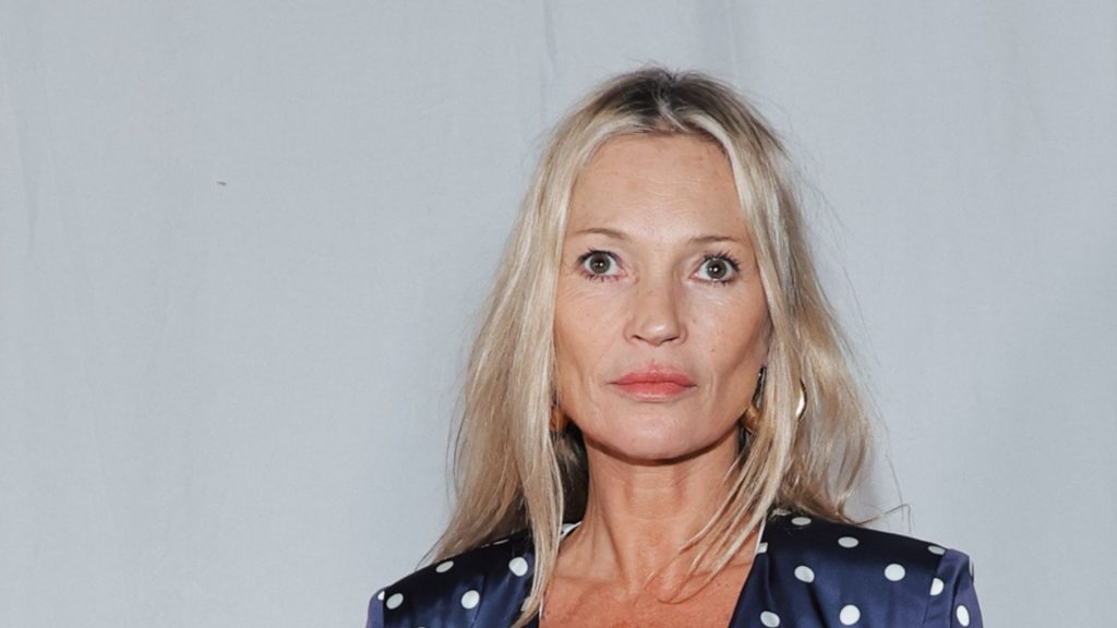 Kate Moss reinventa la stampa primavera con il suo inconfondibile stile da icona.