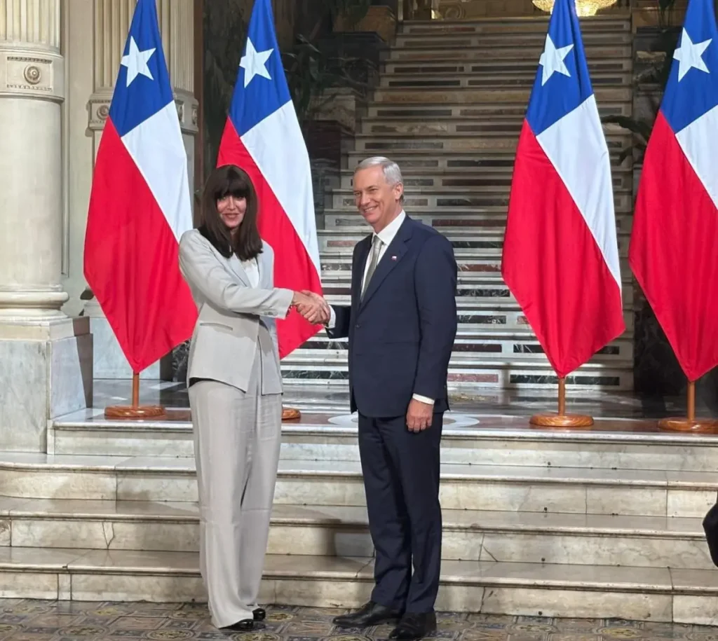 Bernini incanta il “cambio de mando” di Kast in Cile: arte e istanti indimenticabili.