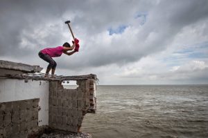 Modelli di abitazioni resilienti al clima faticano a diffondersi in Bangladesh, paese ad alto rischio.