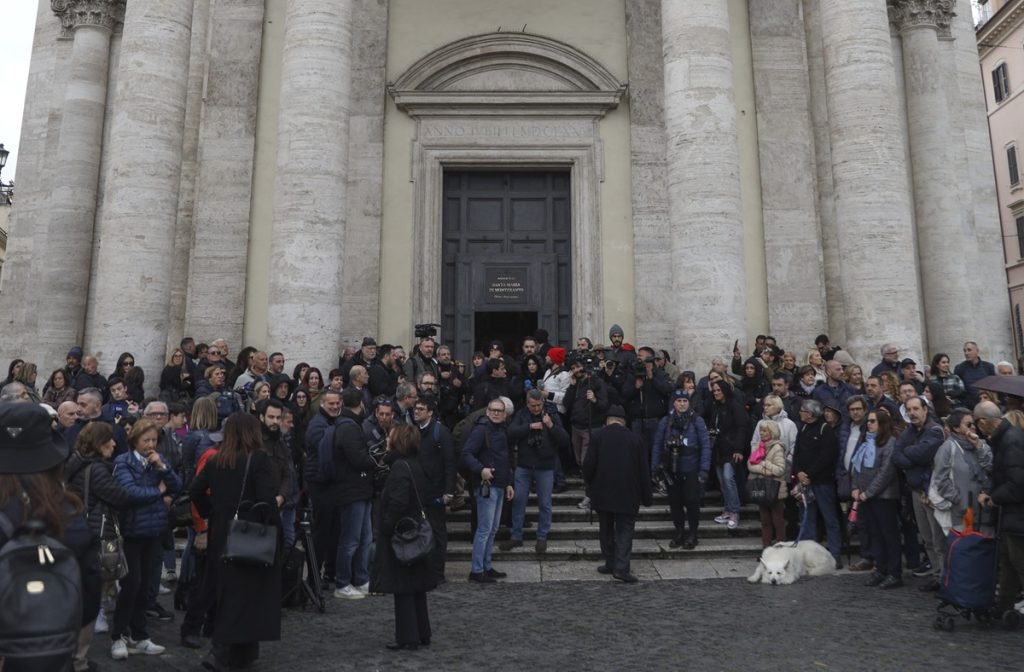Roma saluta Enrica Bonaccorti con fiori bianchi e le canzoni “La lontananza” e “Il cielo”
