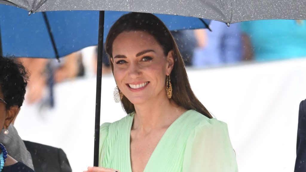 Kate Middleton incanta con un elegante abito verde menta: ideale per rinfrescare il tuo stile primaverile.