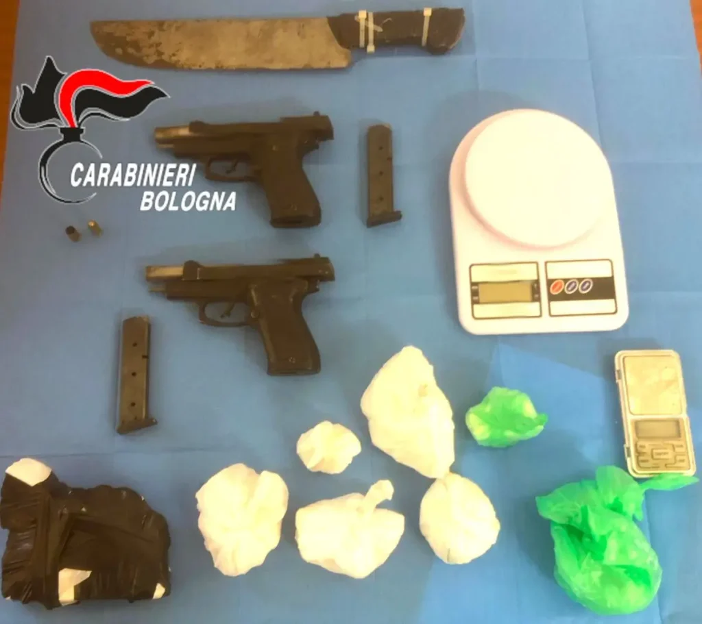 Due pusher arrestati a Bologna con pistole modificate e un chilo di cocaina sequestrata.