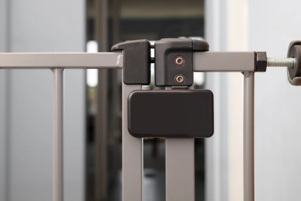 Proprietario mette cani dietro a un cancello per bambini e controlla la telecamera.