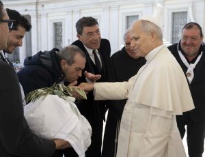 Fiasconaro regala la colomba della pace al Papa, un gesto di speranza e unità.