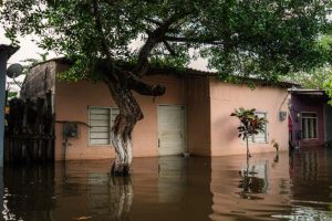 Inondazioni devastanti in Colombia riaccendono il dibattito sulle dighe idroelettriche.