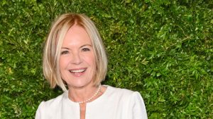 Mariella Frostrup dimostra che la tuta bianca è un must per ogni occasione.