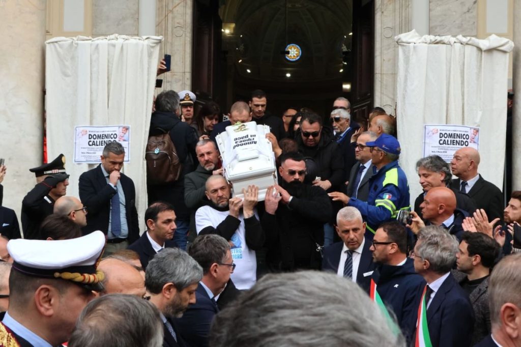 Giorgia Meloni presente ai funerali di Domenico: un commovente addio a Nola.