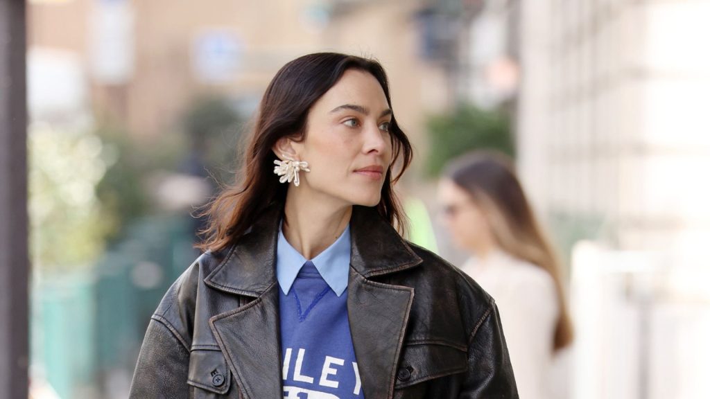 Alexa Chung adotta il trend delle giacche: bomber in pelle Mango con jeans dritti e ballerine.