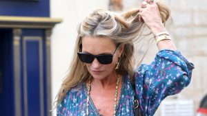 Kate Moss riscopre il suo stile boho con un vestito midi perfetto per l’estate.